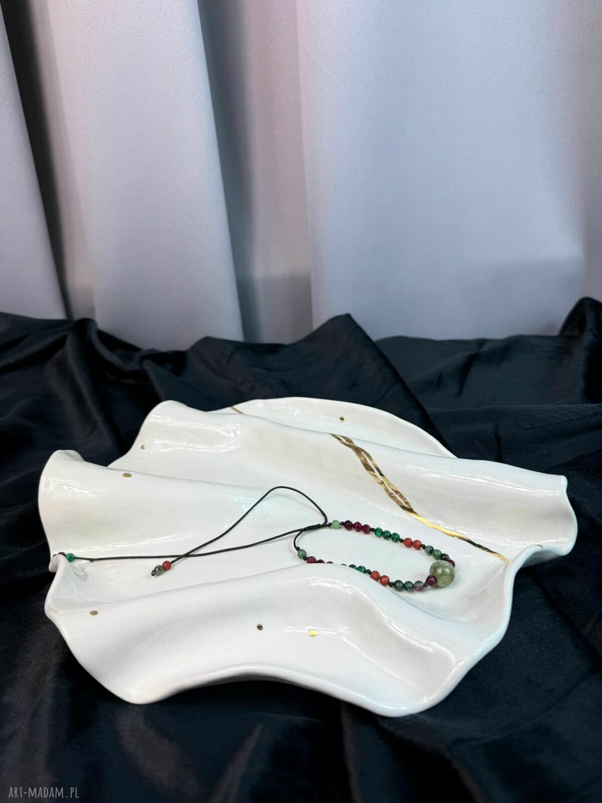 Golden Lines Plate - talerzyk z białej porcelany ze złotymi liniami
