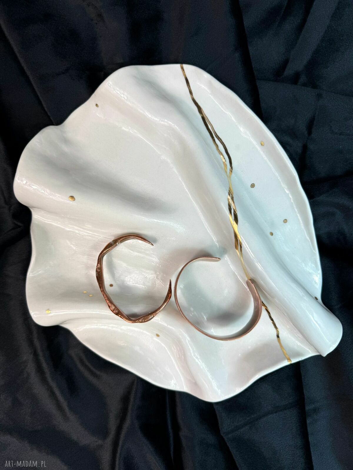 Golden Lines Plate - talerzyk z białej porcelany ze złotymi liniami