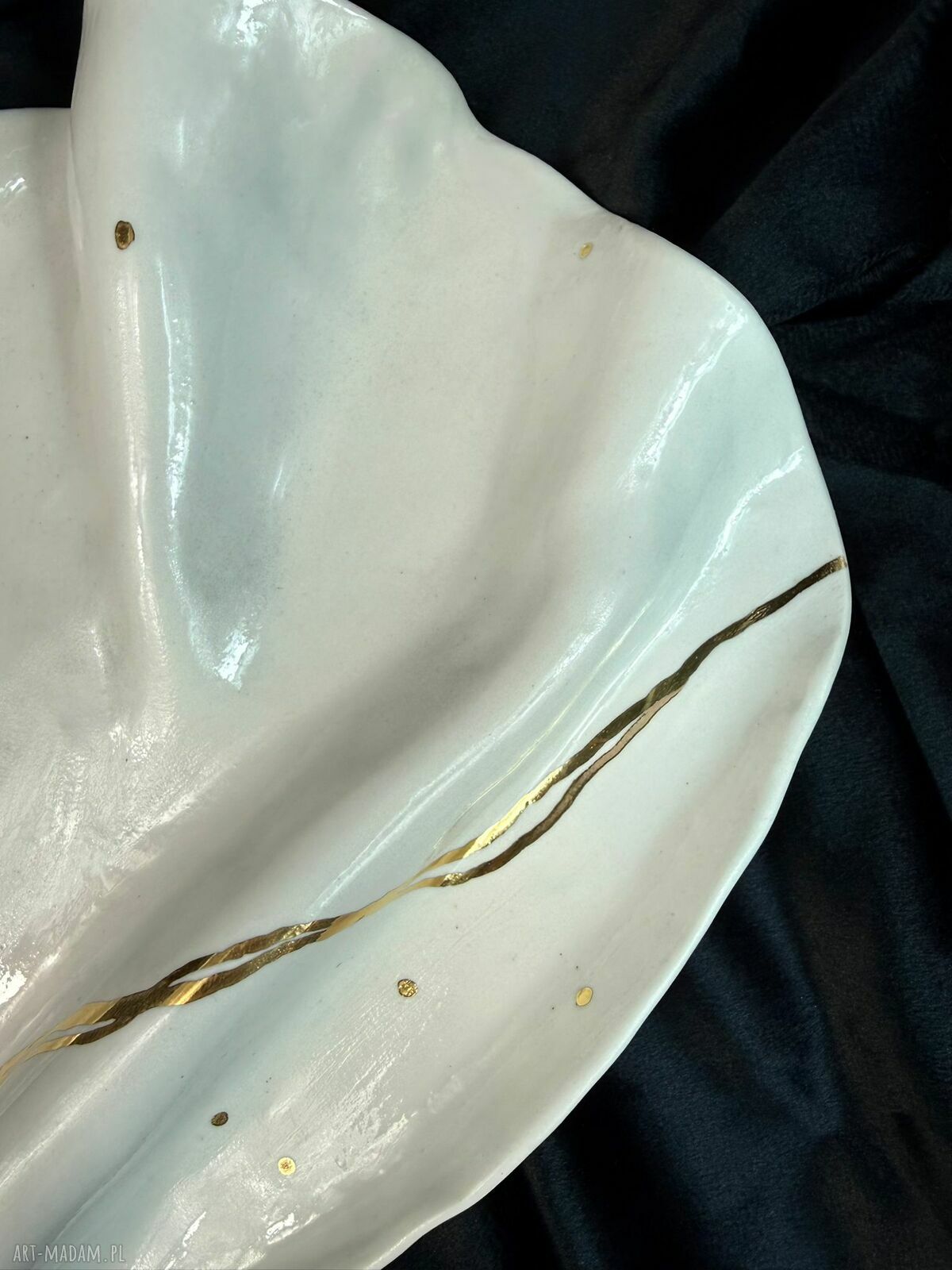 Golden Lines Plate - talerzyk z białej porcelany ze złotymi liniami