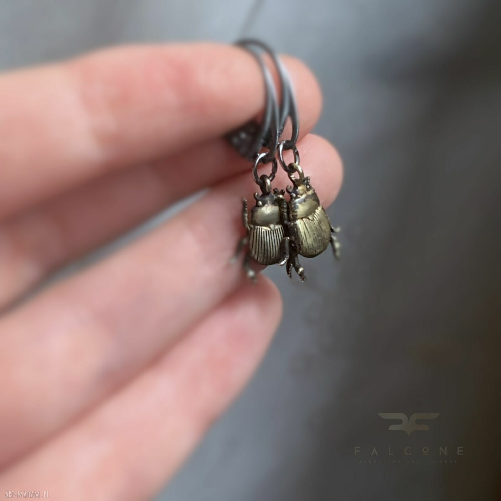 Kolczyki Golden Scarab - skarabeusz z patynowanego mosiądzu i srebrne bigle 925