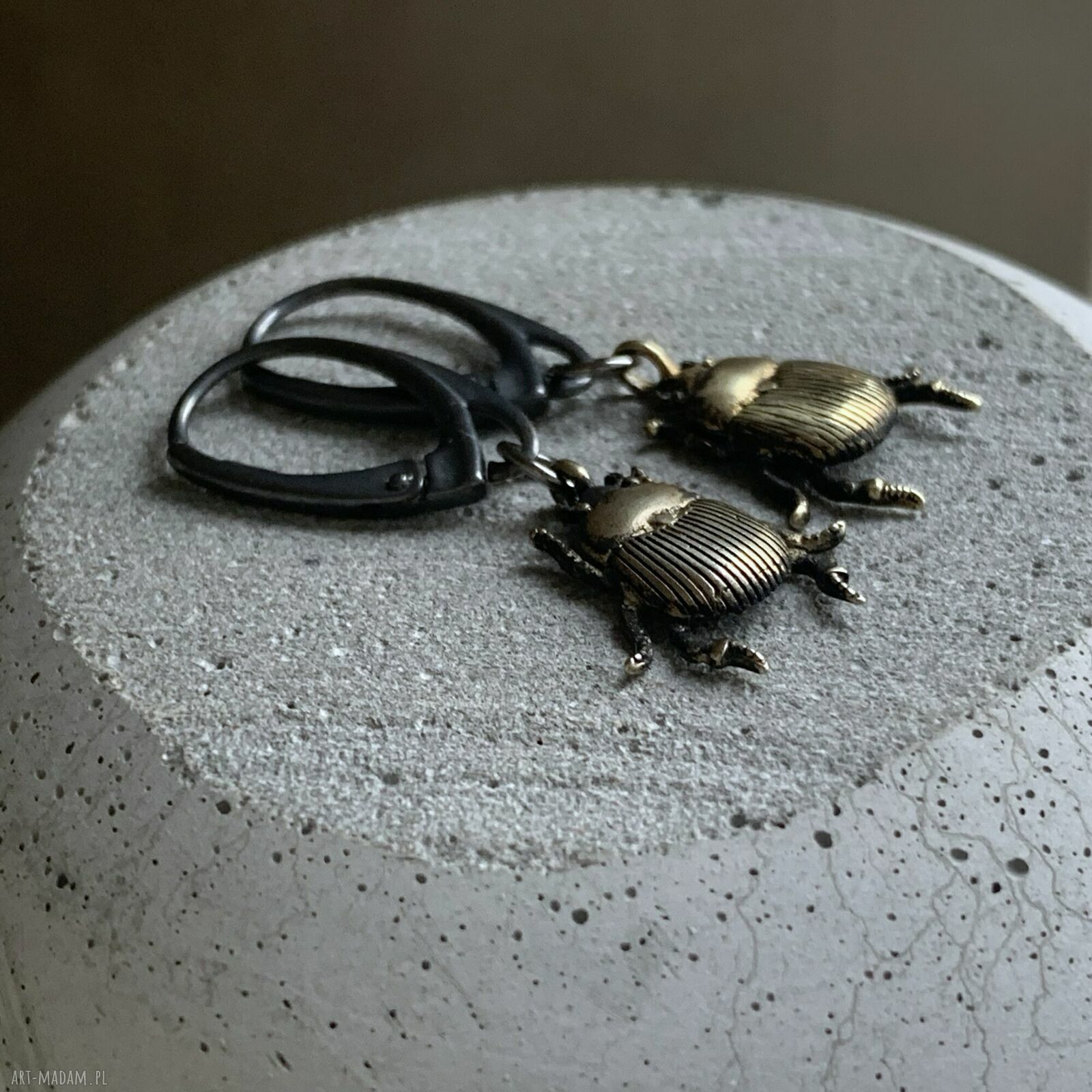 Kolczyki Golden Scarab - skarabeusz z patynowanego mosiądzu i srebrne bigle 925
