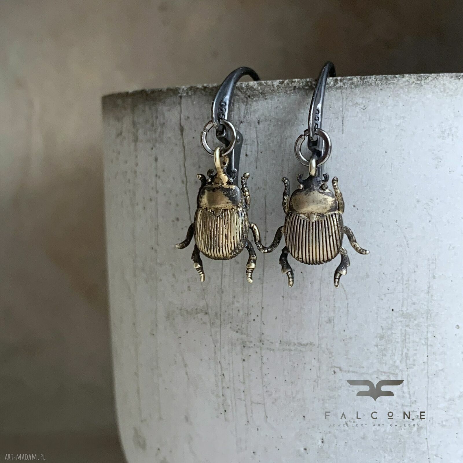Kolczyki Golden Scarab - skarabeusz z patynowanego mosiądzu i srebrne bigle 925