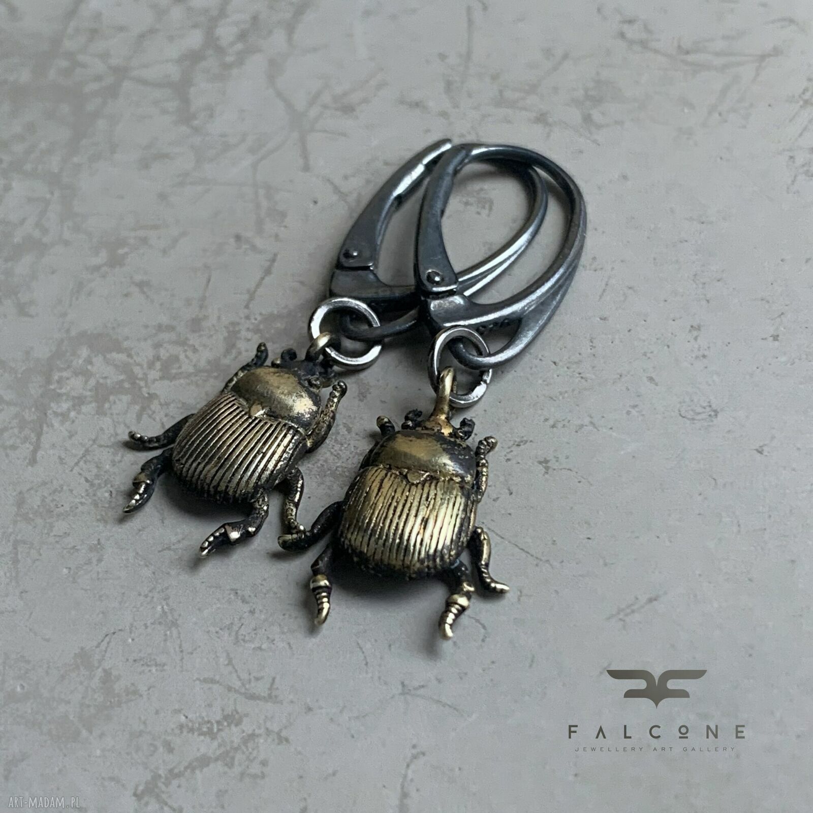 Kolczyki Golden Scarab - skarabeusz z patynowanego mosiądzu i srebrne bigle 925