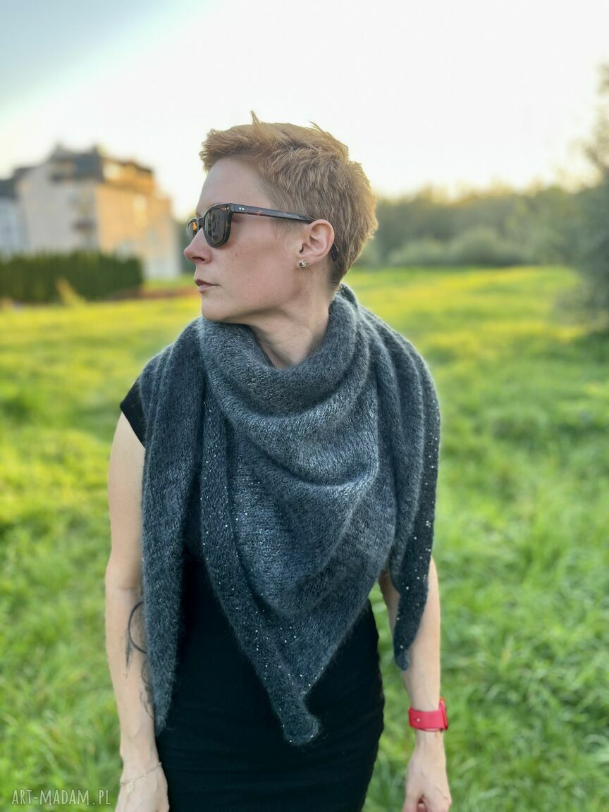 Grafitowa chusta dla niej - prezent dziergany na drutach