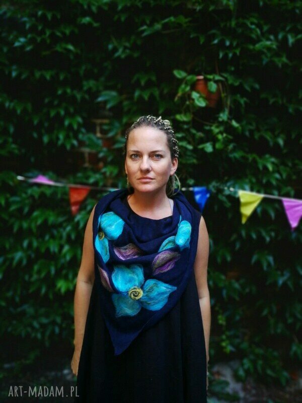 Granatowa chusta handmade z wełny merynosów i filcowanymi kwiatami boho