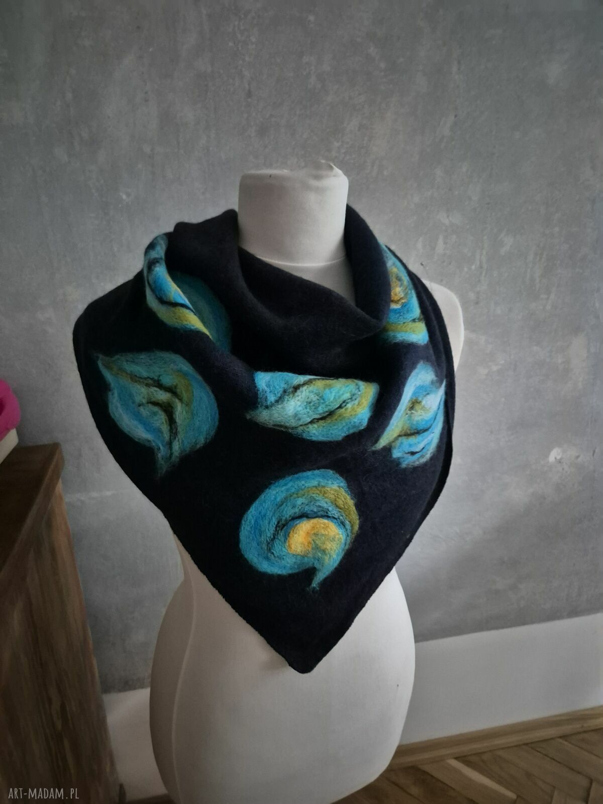 Granatowa wełniana chusta handmade z filcowanymi elementami