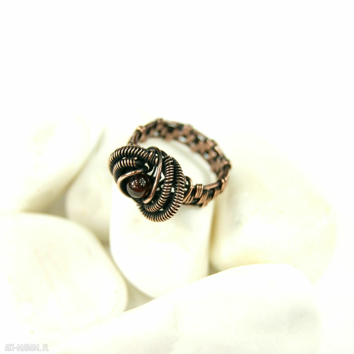Pierścionek z sodalitem w oksydowanej miedzi - wire wrapping