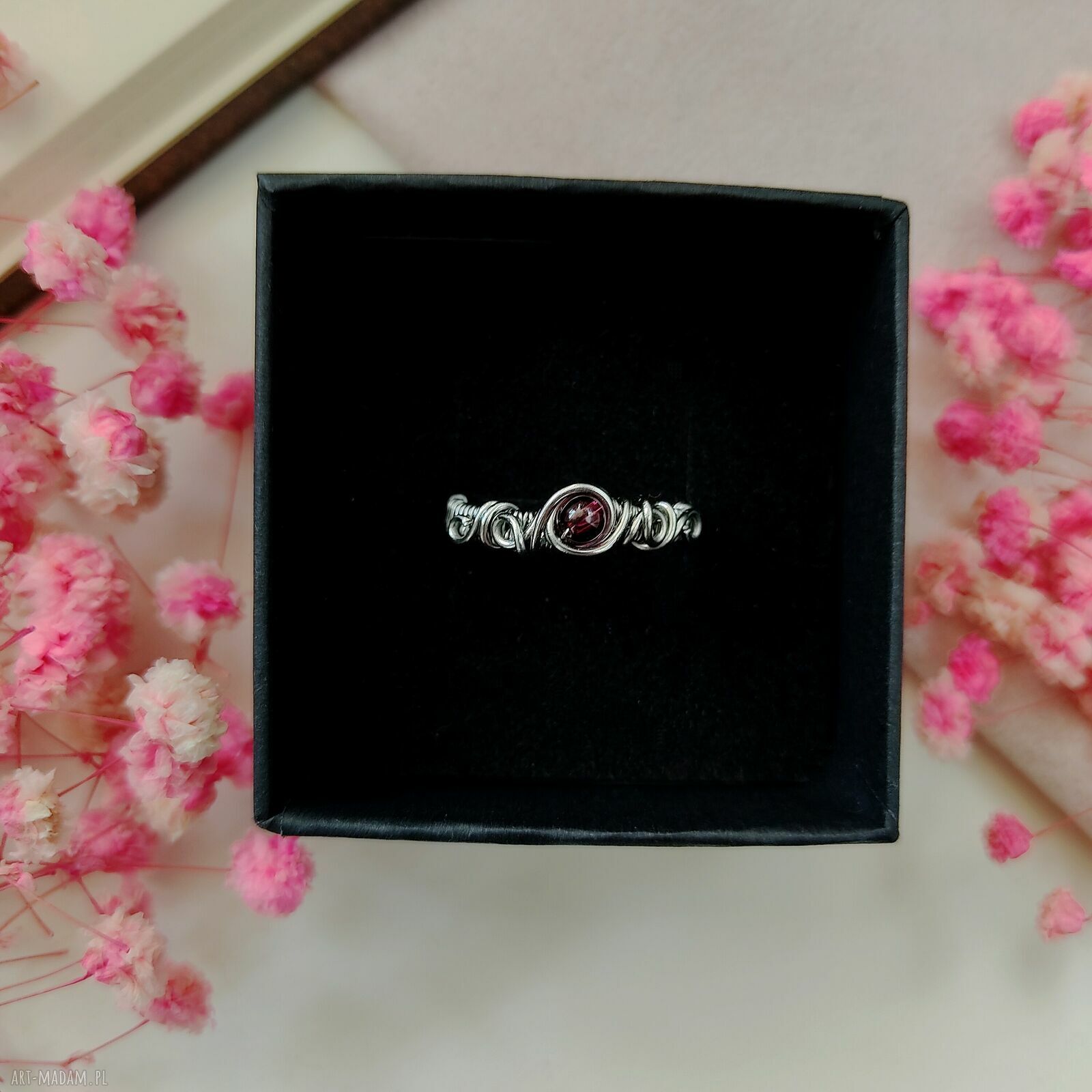 Pierścionek z granatem regulowany ze stali chirurgicznej - handmade wire wrapping
