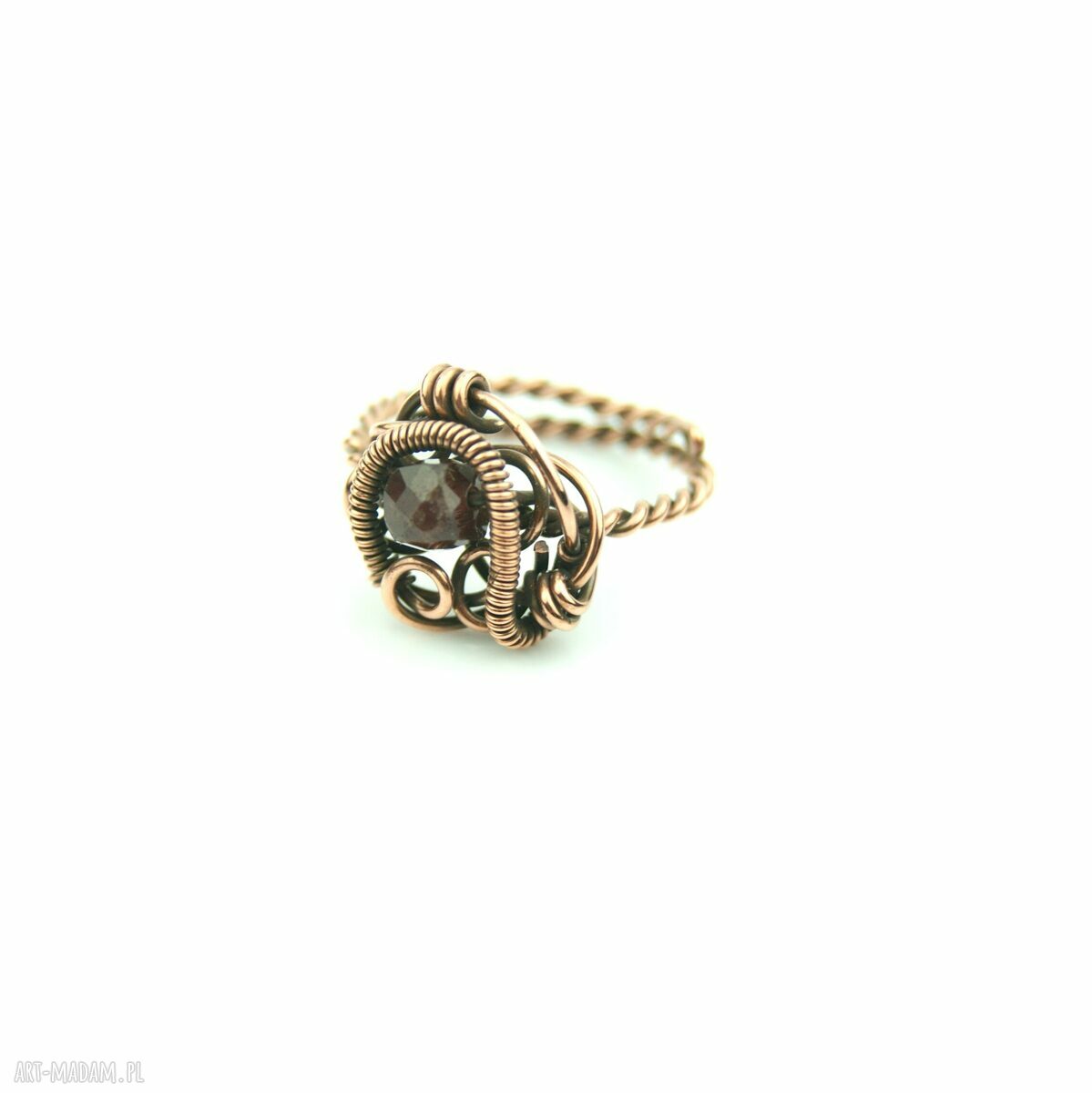 Regulowany pierścionek z miedzi z fasetowanym granatem (wire wrapping)