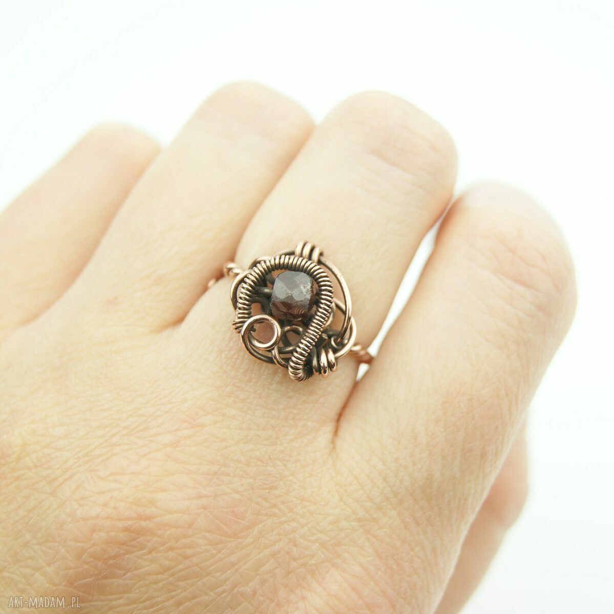 Regulowany pierścionek z miedzi z fasetowanym granatem (wire wrapping)