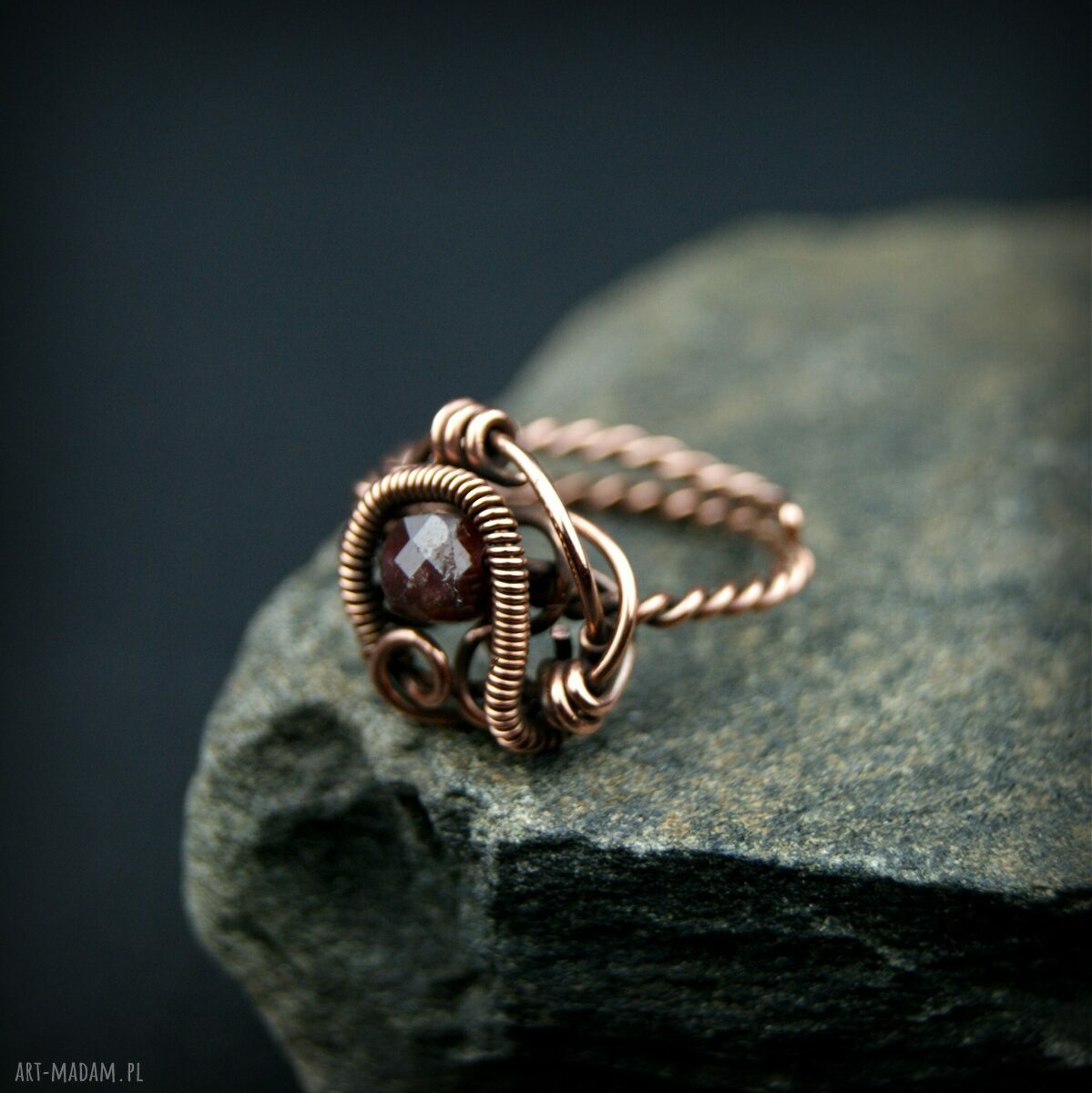 Regulowany pierścionek z miedzi z fasetowanym granatem (wire wrapping)