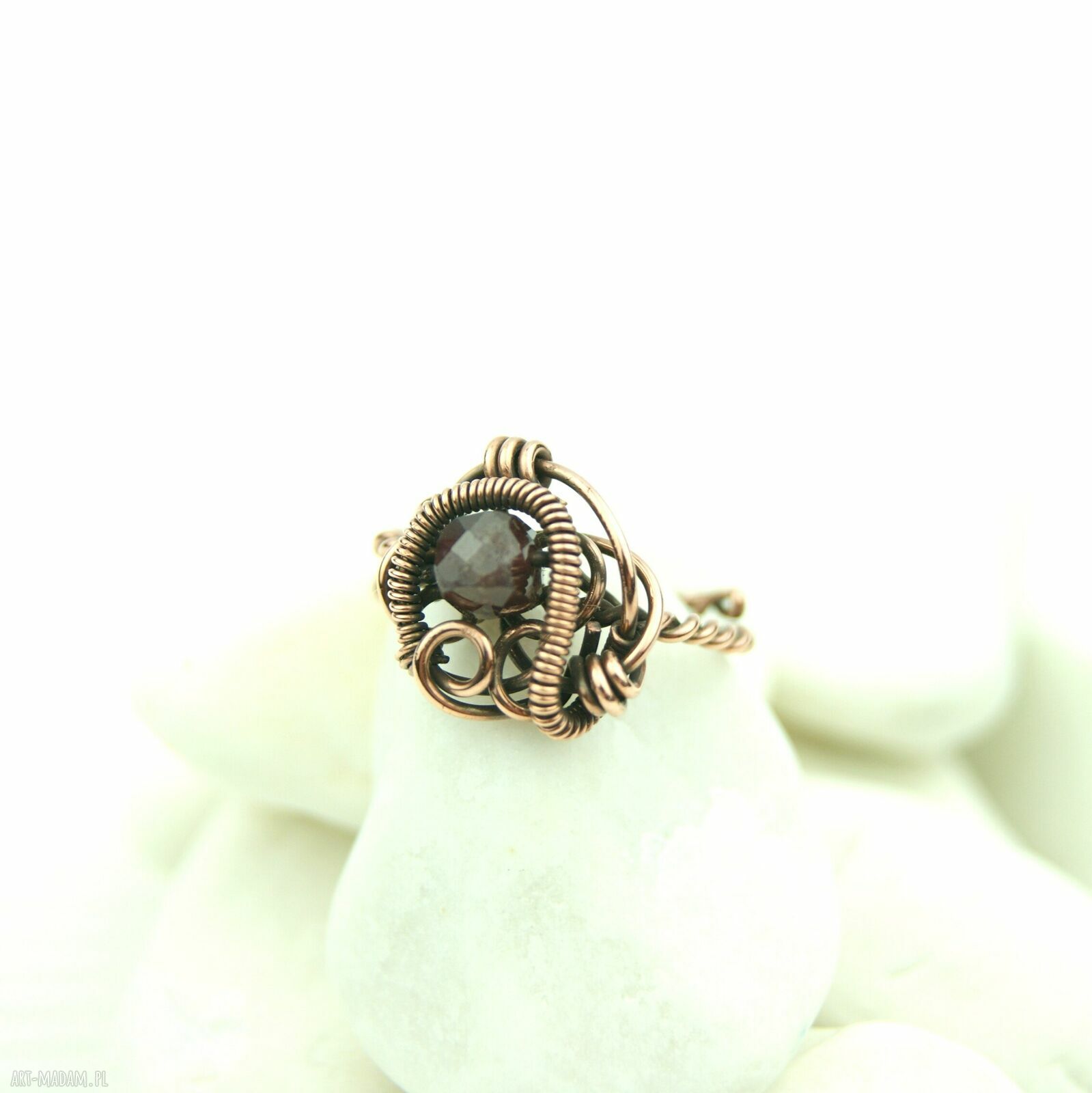 Regulowany pierścionek z miedzi z fasetowanym granatem wire wrapping