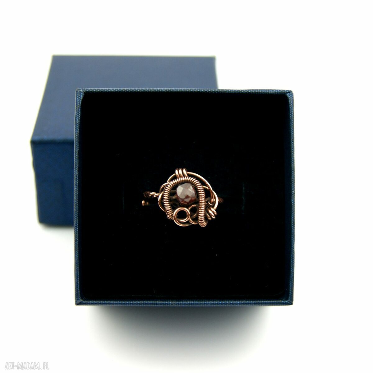 Regulowany pierścionek z miedzi z fasetowanym granatem (wire wrapping)