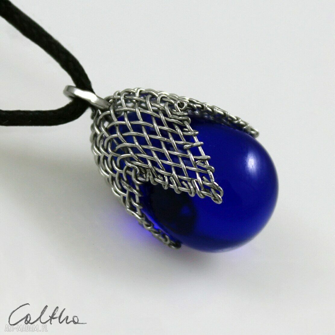 Granat w siateczce - wisior z szklanej kropli handmade