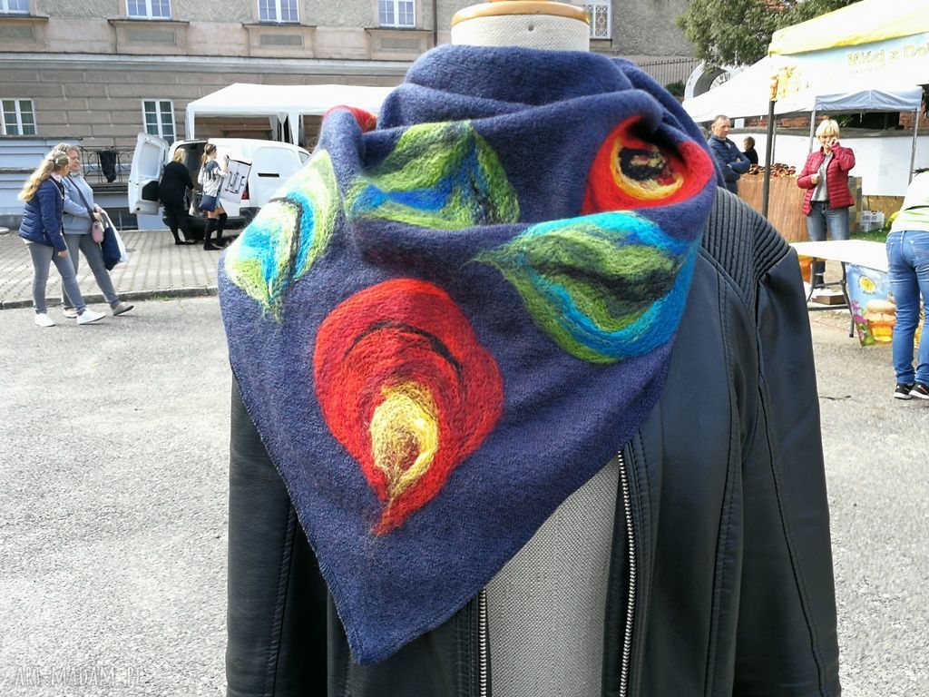 Granatowa chusta handmade z wełny merynosów - ciepła na zimę