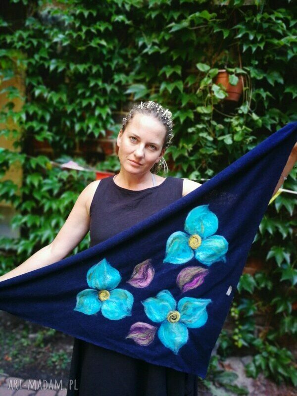 Granatowa chusta handmade z wełny merynosów i filcowanymi elementami