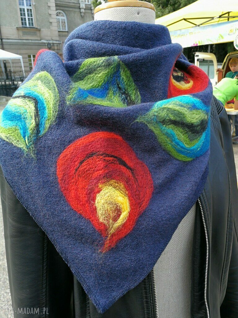 Granatowa chusta handmade z wełny merynosów - ciepła na zimę