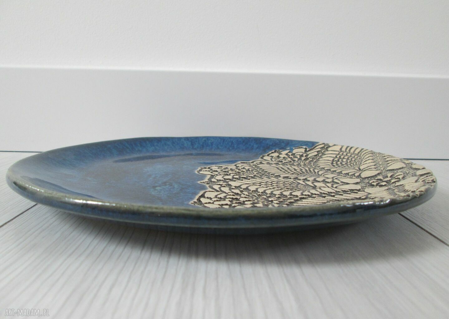 Granatowa patera ceramiczna z koronkowym motywem