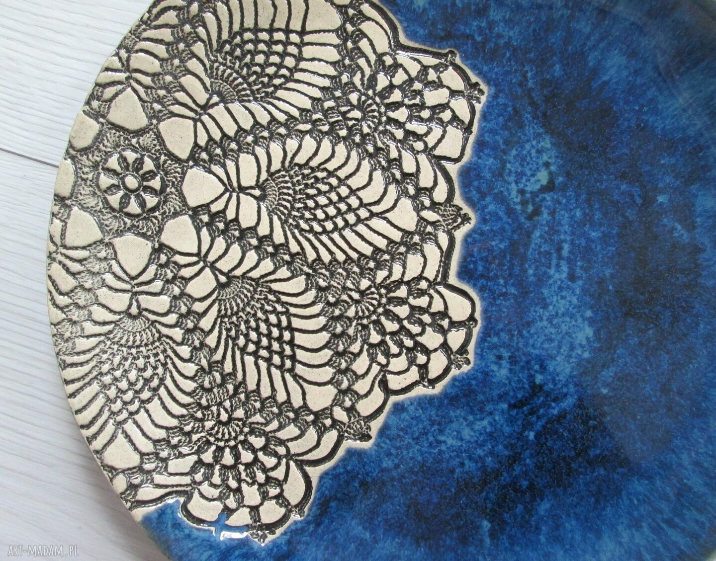 Granatowa patera ceramiczna z koronkowym motywem