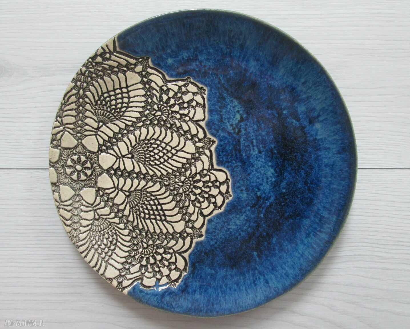 Granatowa patera ceramiczna z koronkowym motywem