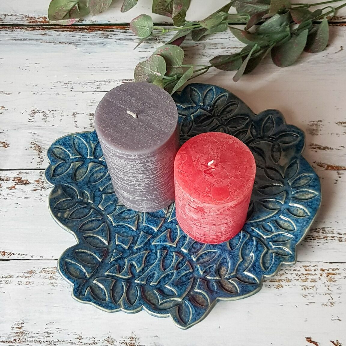 Granatowa patera ceramiczna z motywem roślinnym na świecę