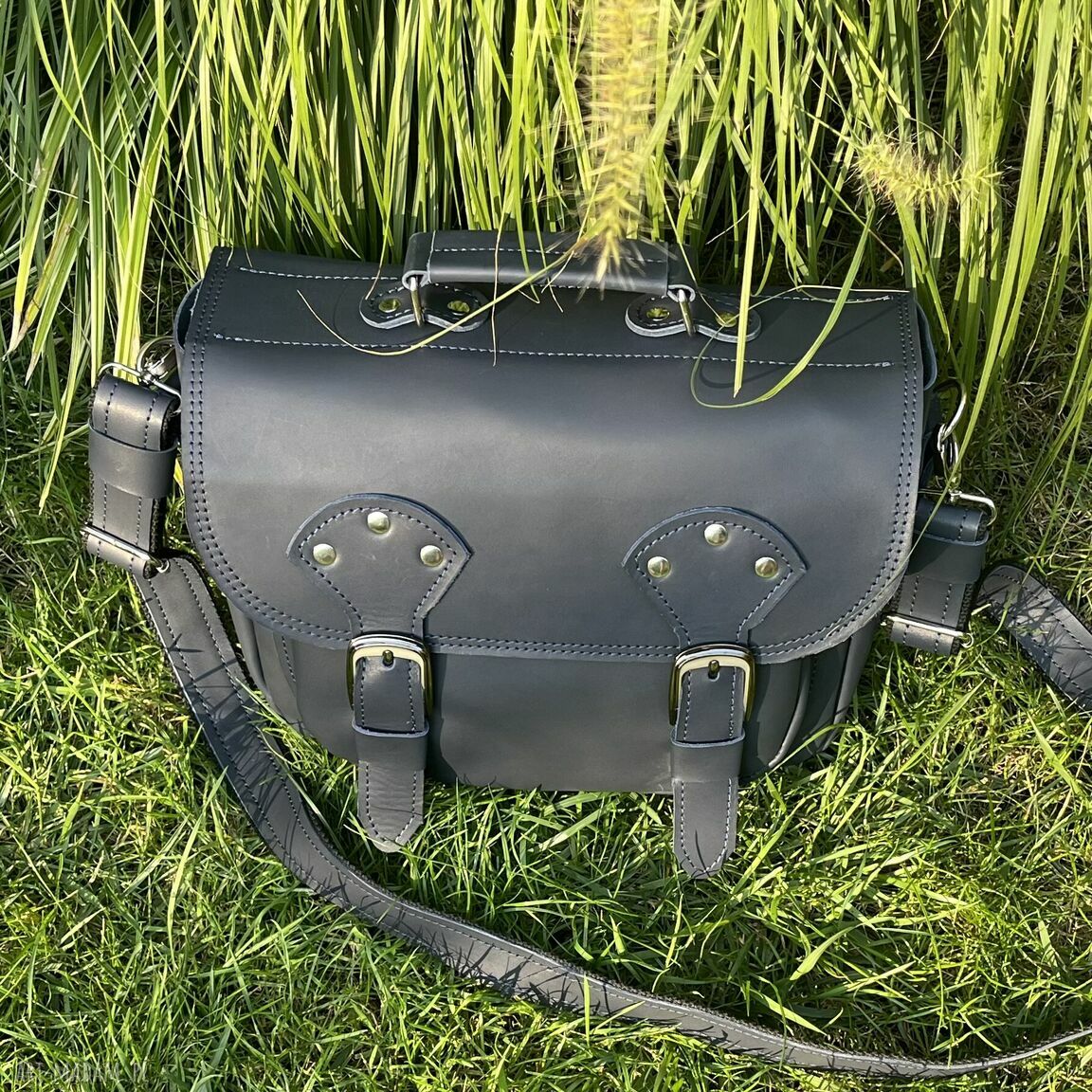 na ramię: Granatowa skórzana torba na ramię. Ręcznie zrobione