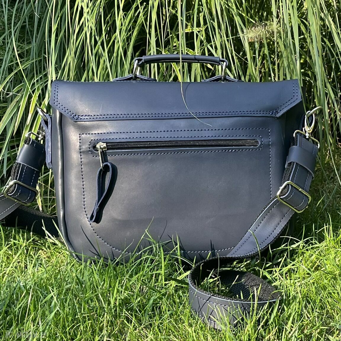 na ramię: Granatowa skórzana torba na ramię. Ręcznie zrobione