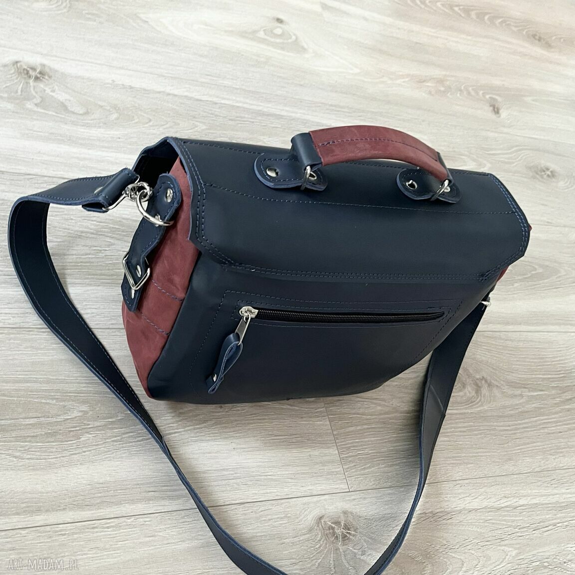 na ramię: Granatowa torba skórzana z dodatkiem czerwieni. HandMade