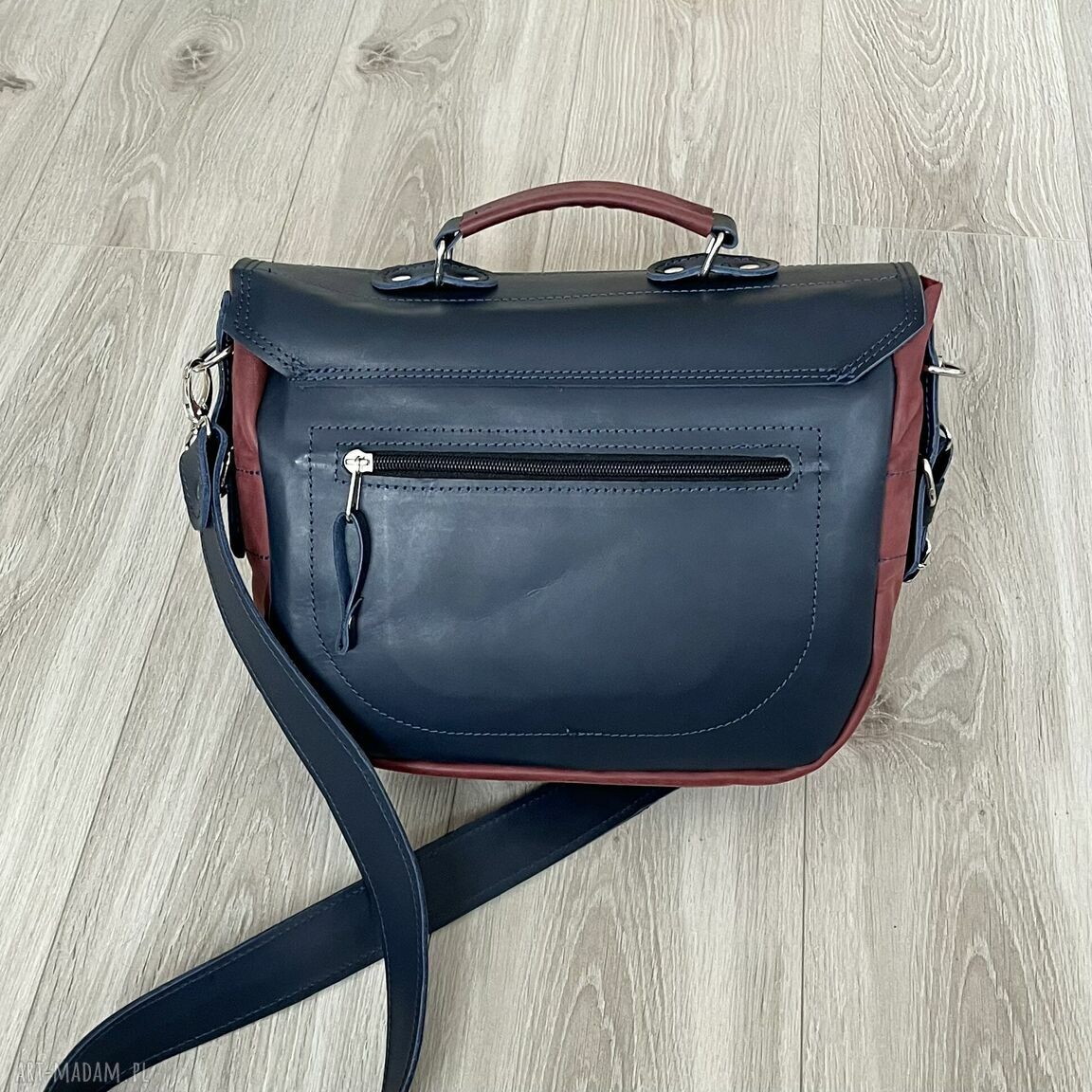 na ramię: Granatowa torba skórzana z dodatkiem czerwieni. HandMade