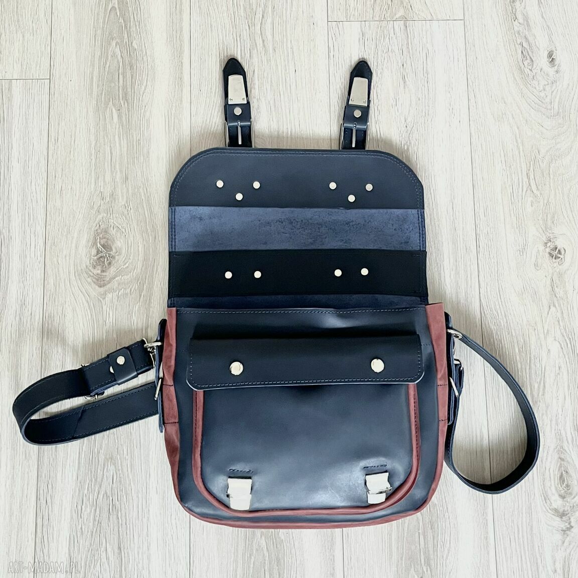 na ramię: Granatowa torba skórzana z dodatkiem czerwieni. HandMade