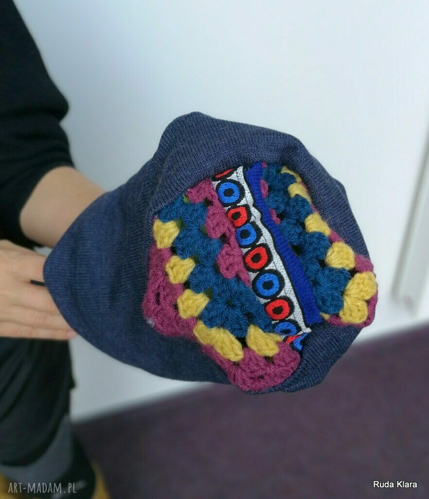 Granatowa wełniana czapka damska z patchworkową górą - handmade