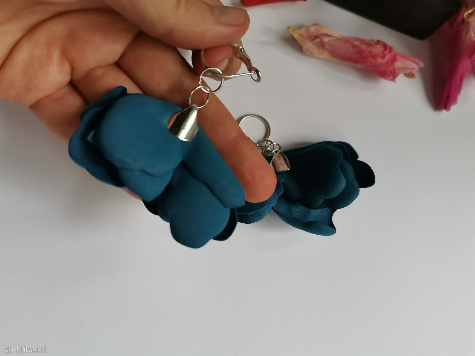 Granatowe kolczyki kwiaty handmade - granat, który ładnie podkreśla styl