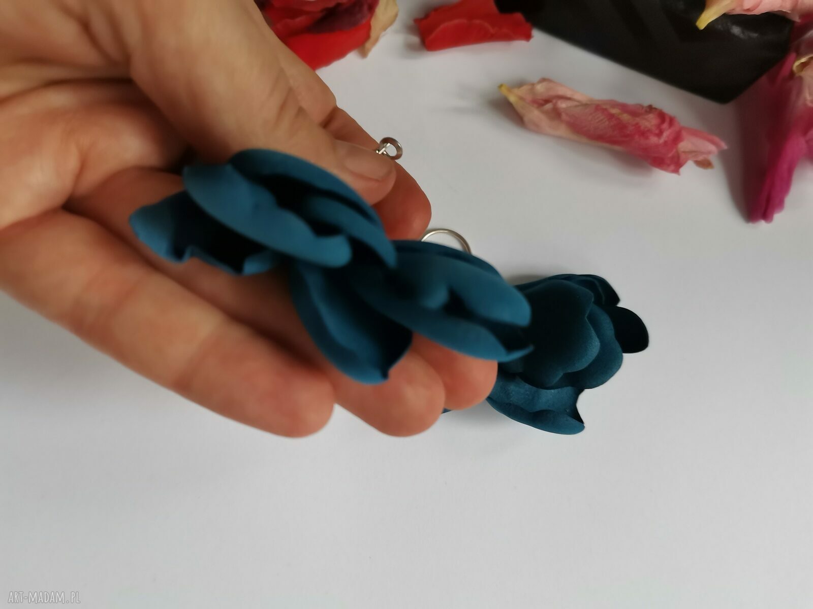 Granatowe kolczyki kwiaty handmade - granat, który ładnie podkreśla styl