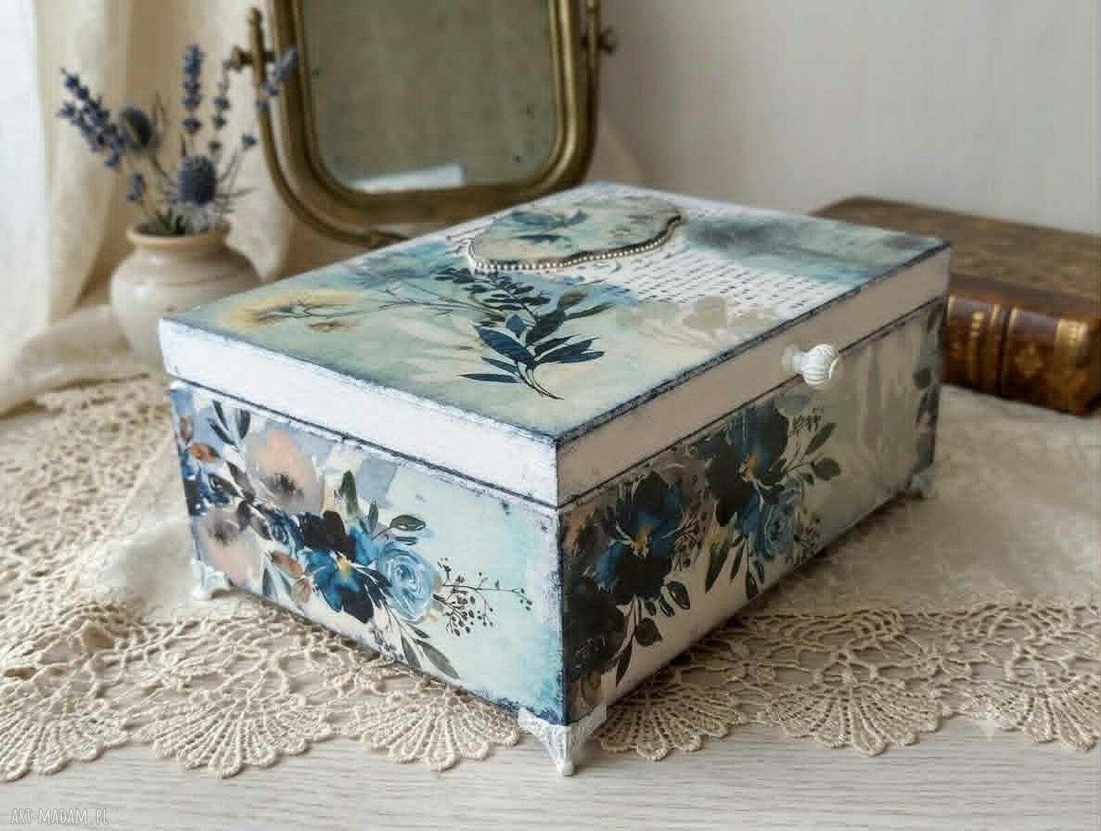 Granatowa szkatułka decoupage z kwiatowym motywem
