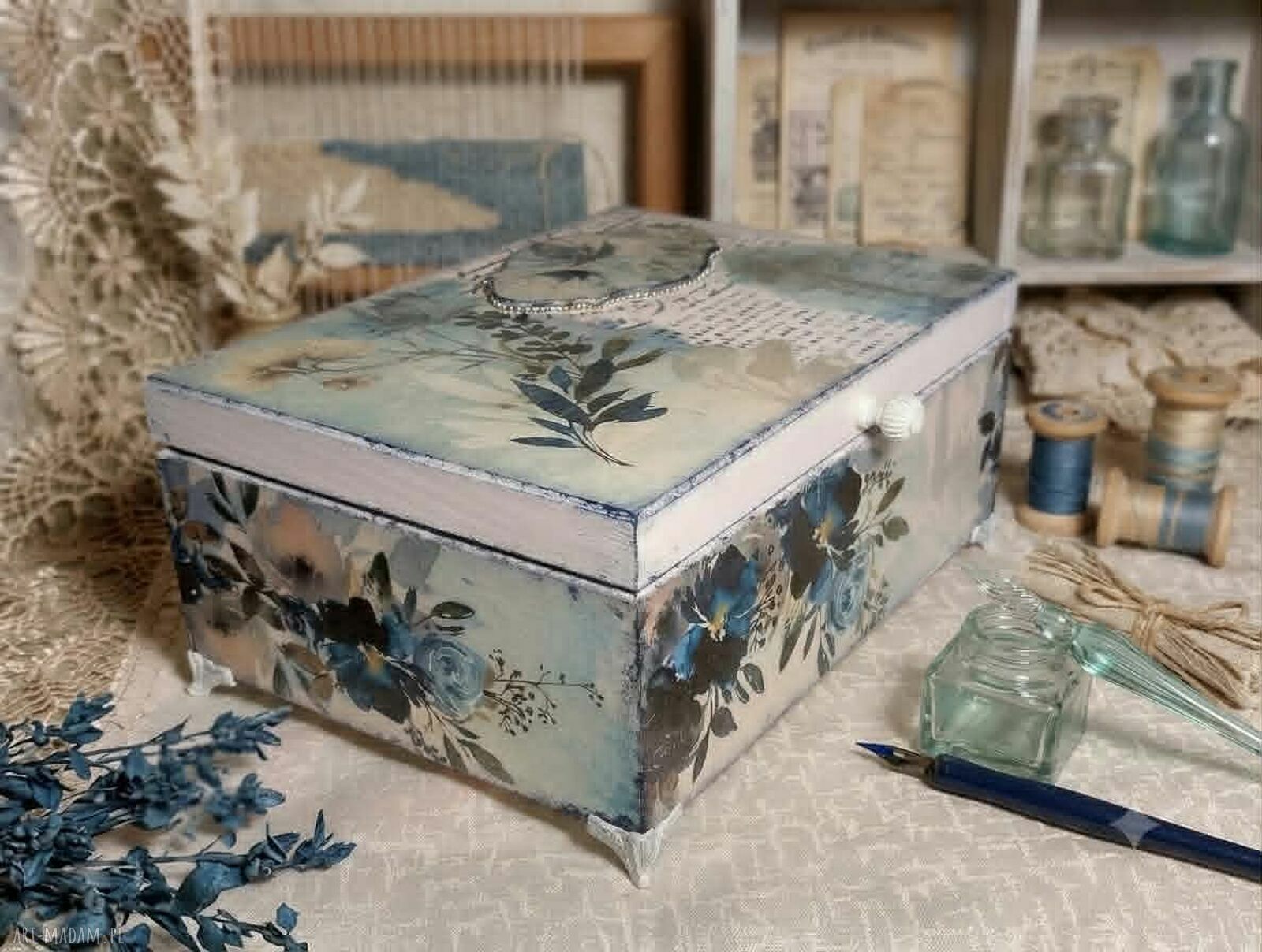 Granatowa szkatułka decoupage z kwiatowym motywem