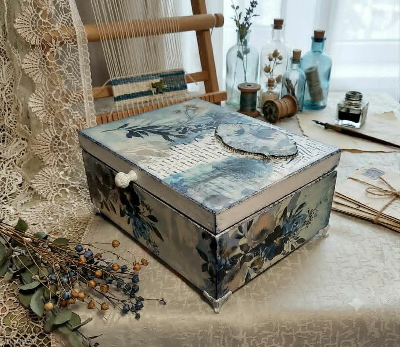 Granatowa szkatułka decoupage z kwiatowym motywem