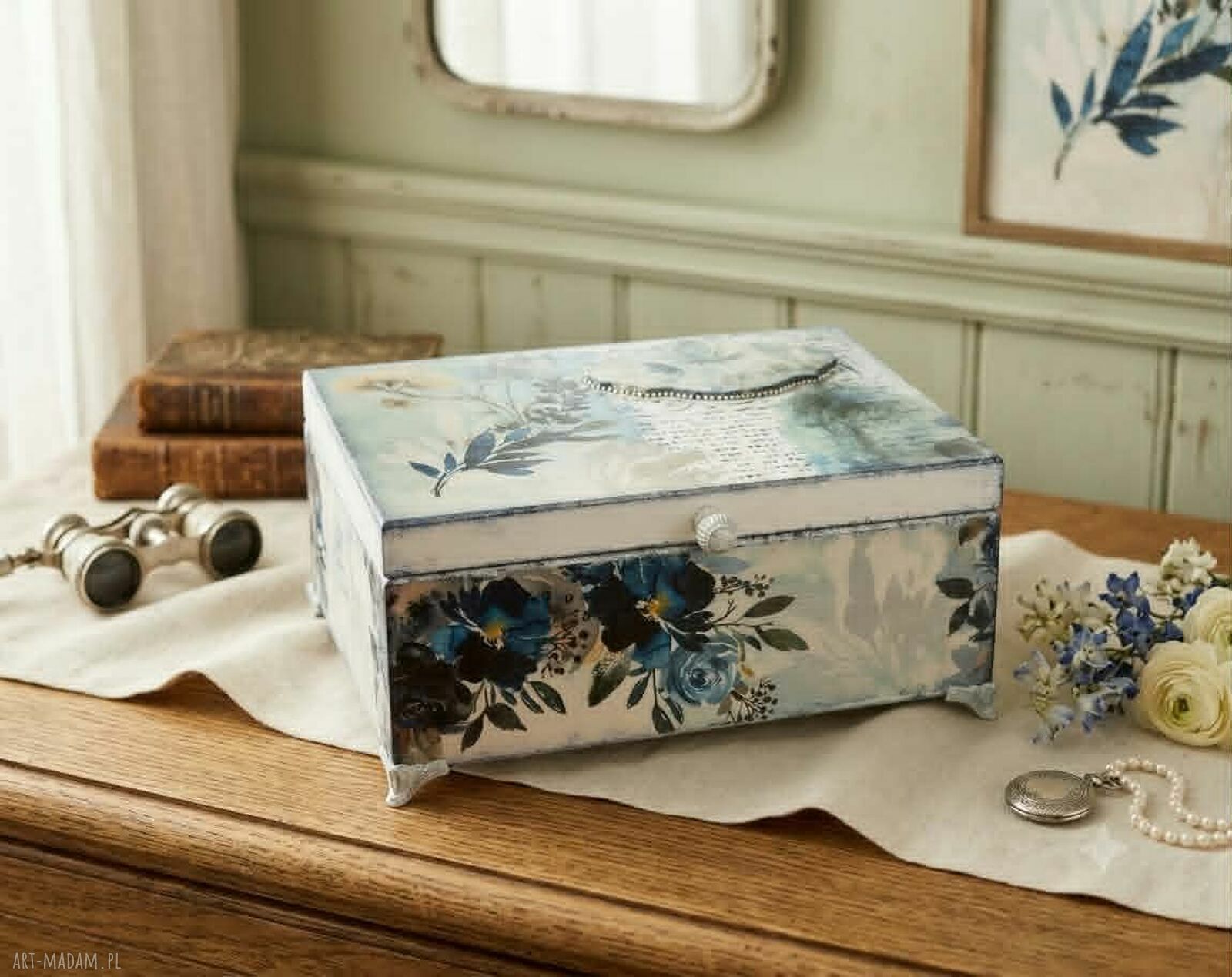Granatowa szkatułka decoupage z kwiatowym motywem