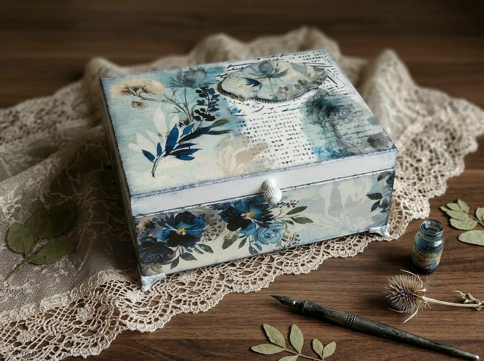 Granatowa szkatułka decoupage z kwiatowym motywem