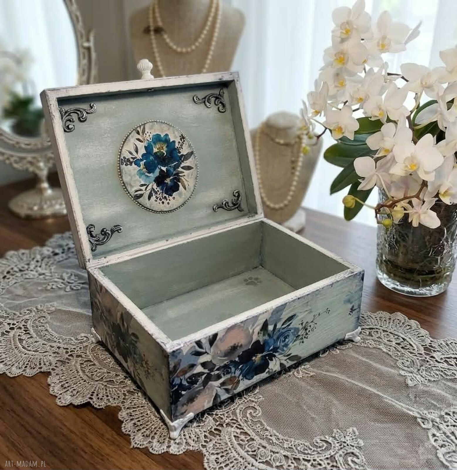 Granatowa szkatułka decoupage z kwiatowym motywem