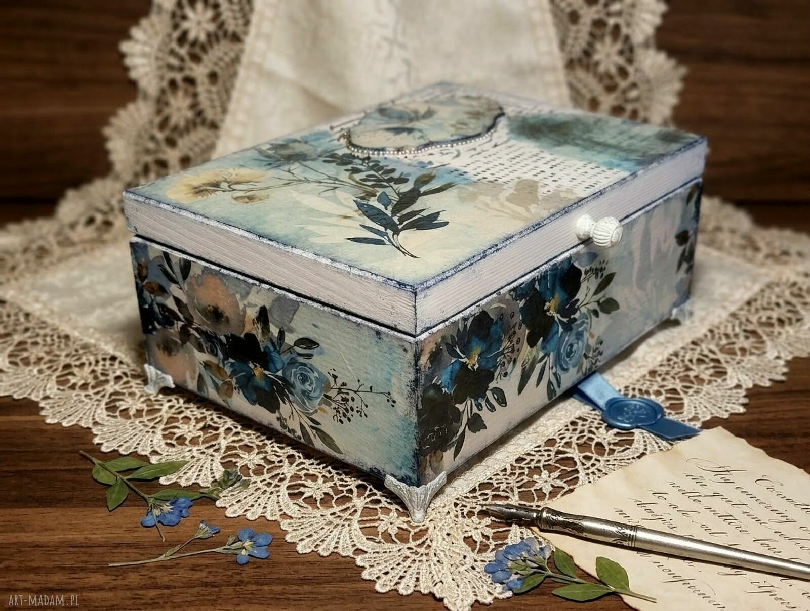 Granatowa szkatułka decoupage z kwiatowym motywem