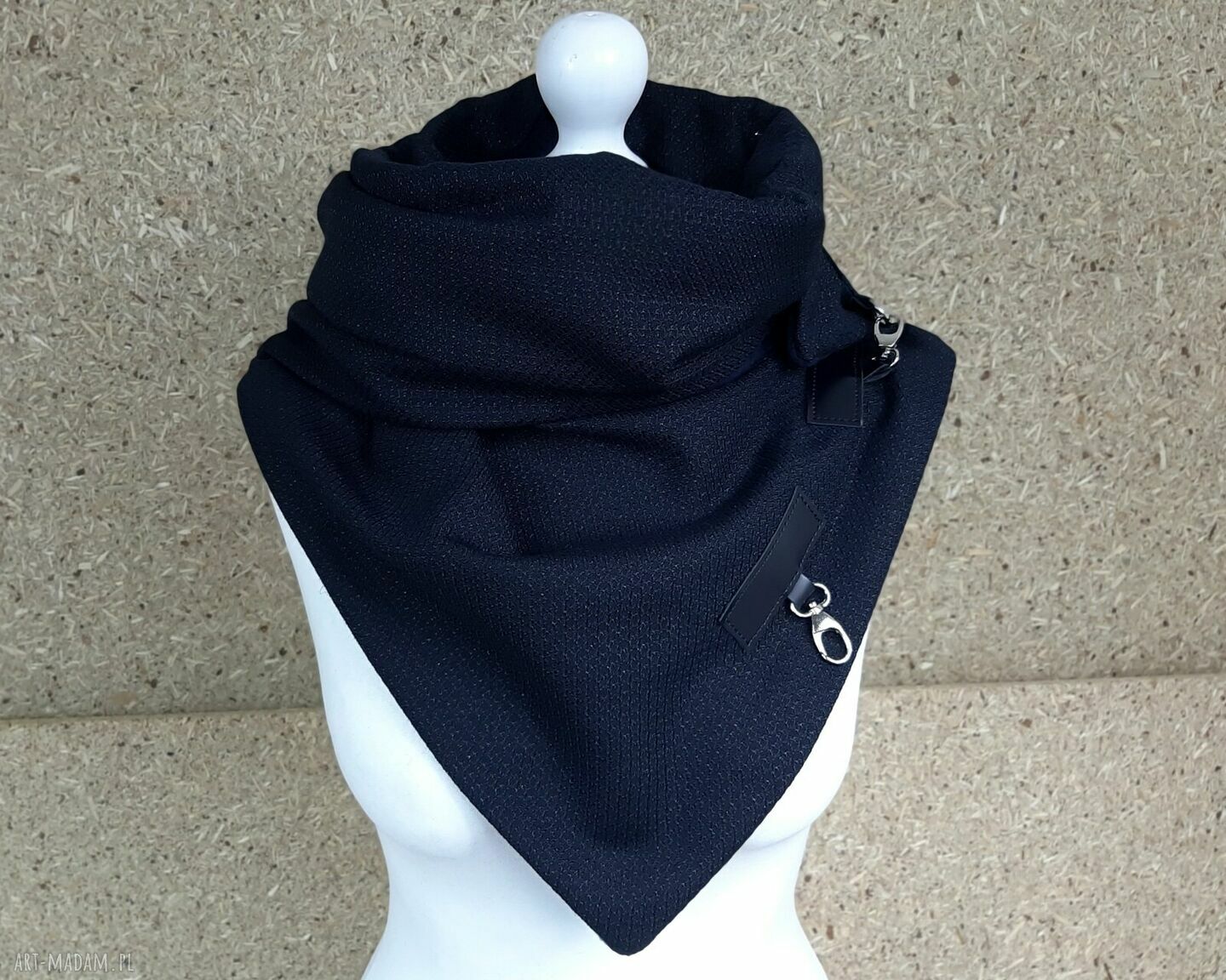 Granatowy połyskujący szal skórzanymi zapinkami chusta apaszka