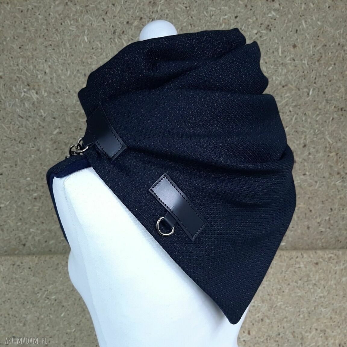 Granatowy połyskujący szal ze skórzanymi zapinkami Handmade