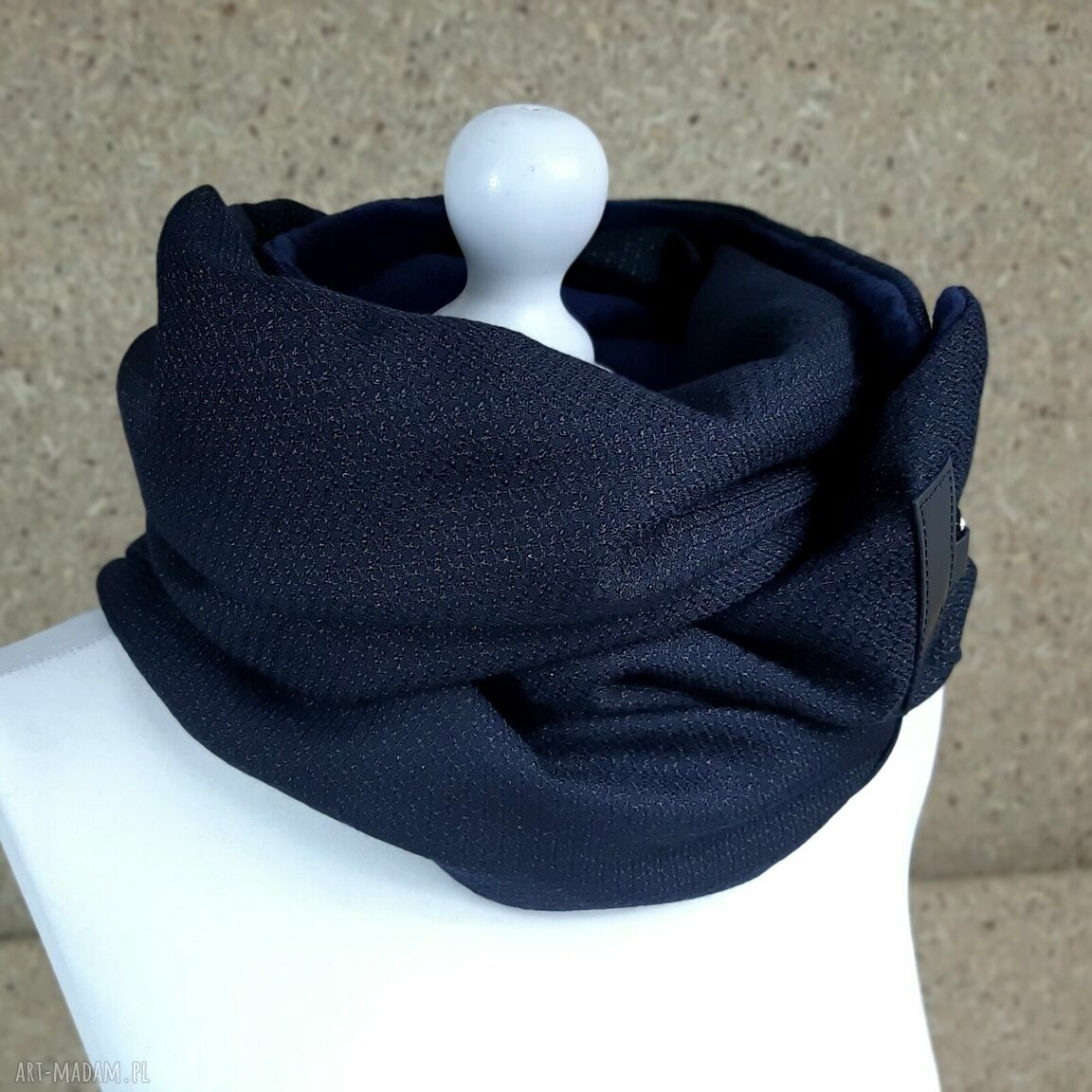 Granatowy połyskujący szal ze skórzanymi zapinkami Handmade