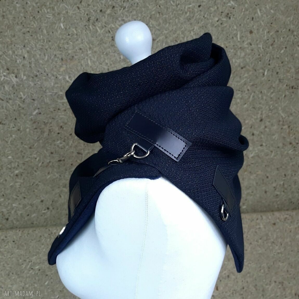 Granatowy połyskujący szal ze skórzanymi zapinkami Handmade