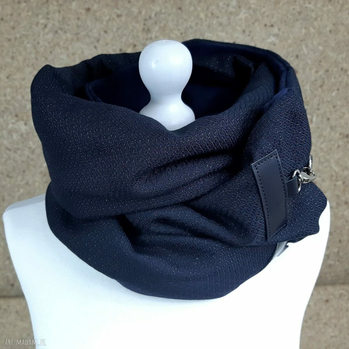 Granatowy połyskujący szal ze skórzanymi zapinkami Handmade