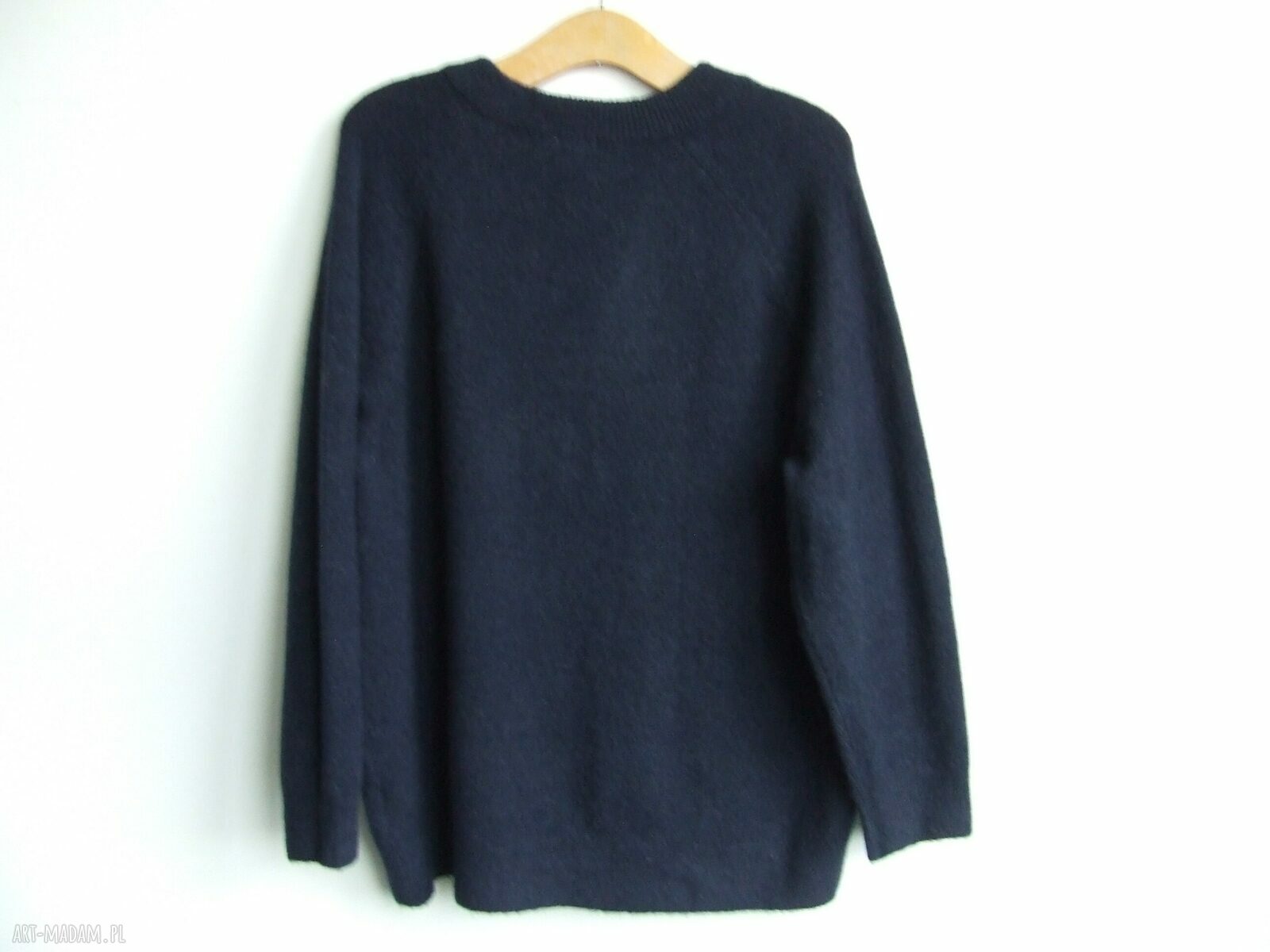 Granatowy sweter w serek z filcowanym kwiatem - ręcznie robiony oversize, rozmiar L