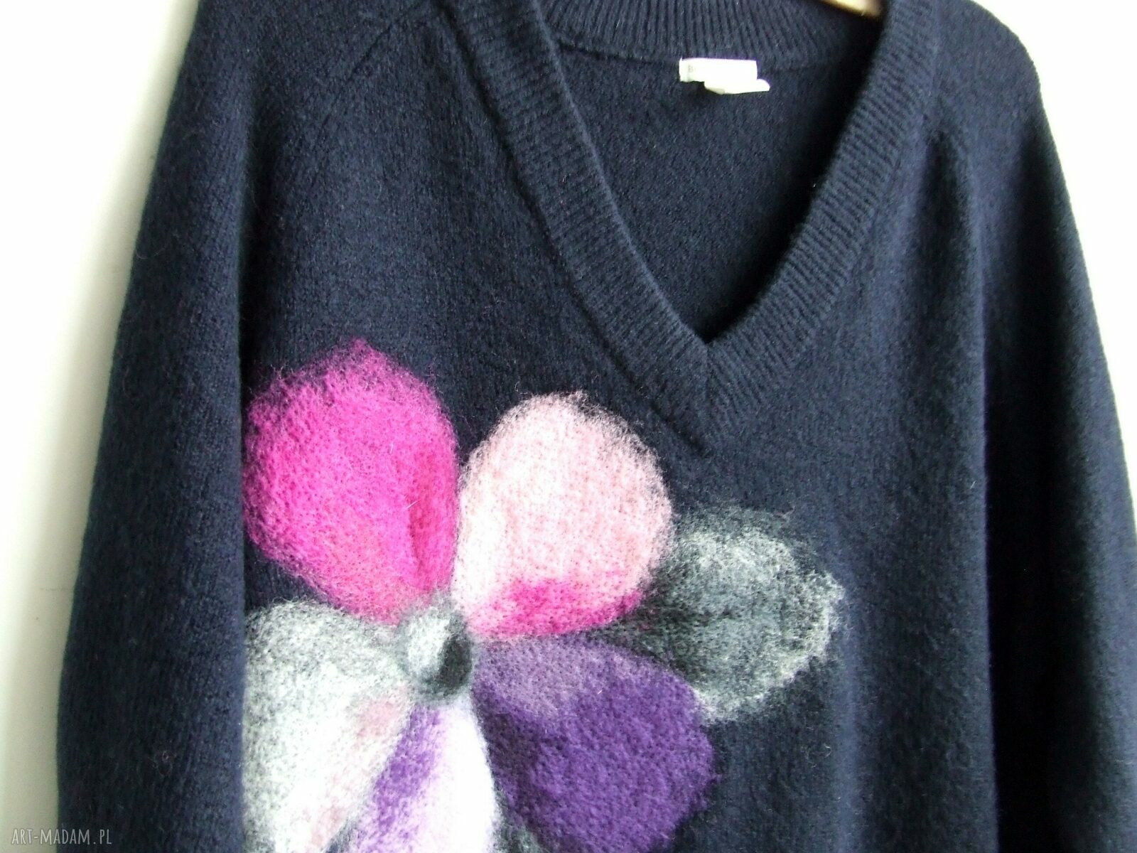 Granatowy sweter w serek z filcowanym kwiatem - ręcznie robiony oversize, rozmiar L