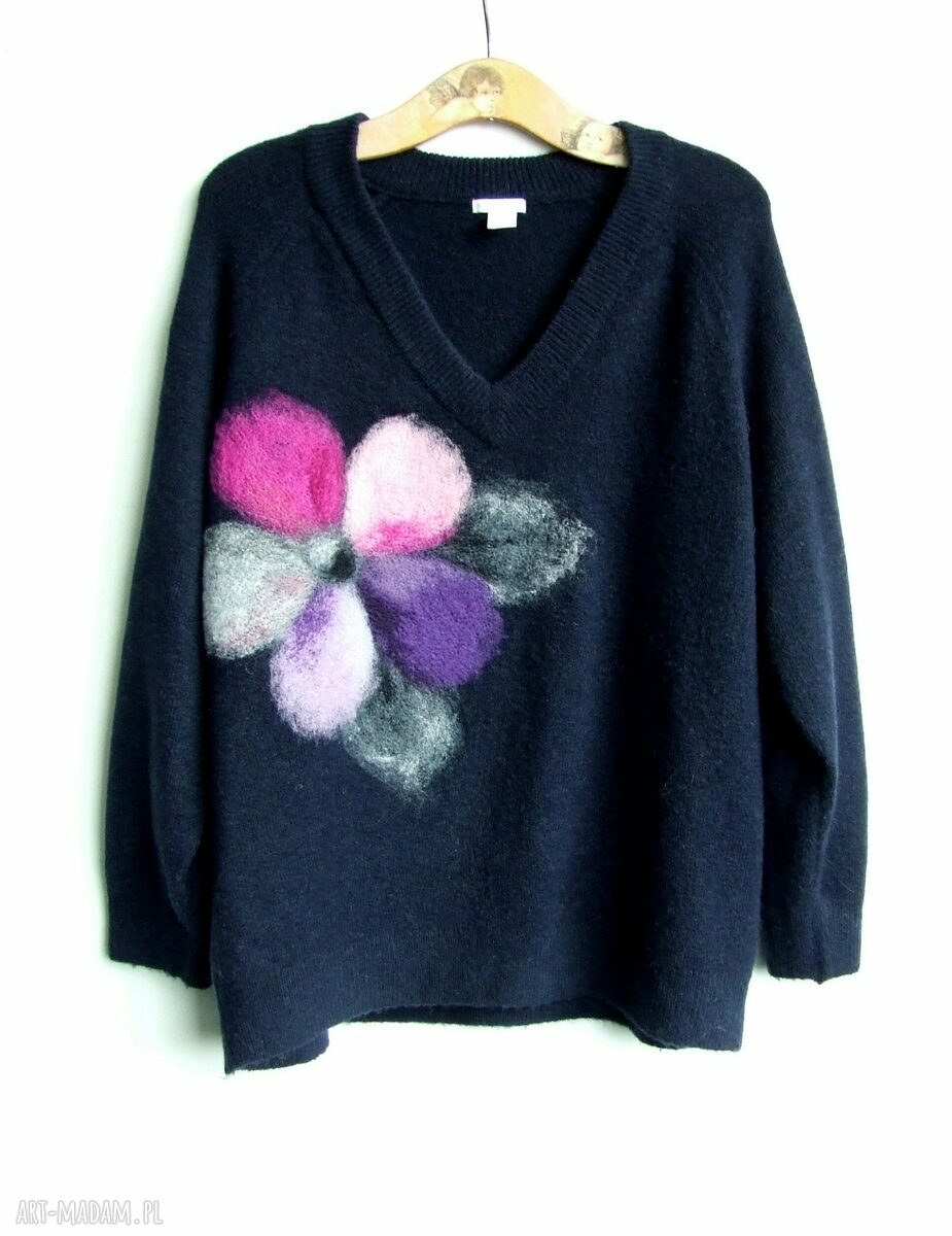 Granatowy sweter w serek z filcowanym kwiatem - ręcznie robiony oversize, rozmiar L