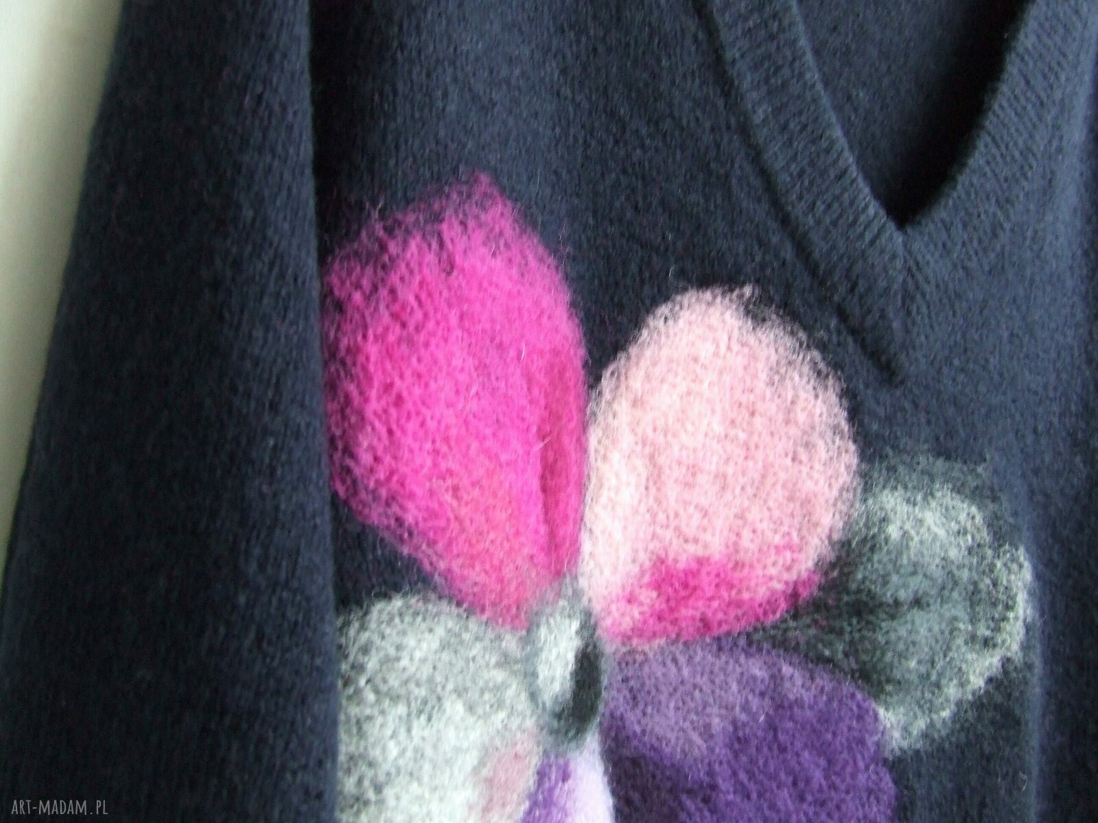 Granatowy sweter w serek z filcowanym kwiatem - ręcznie robiony oversize, rozmiar L