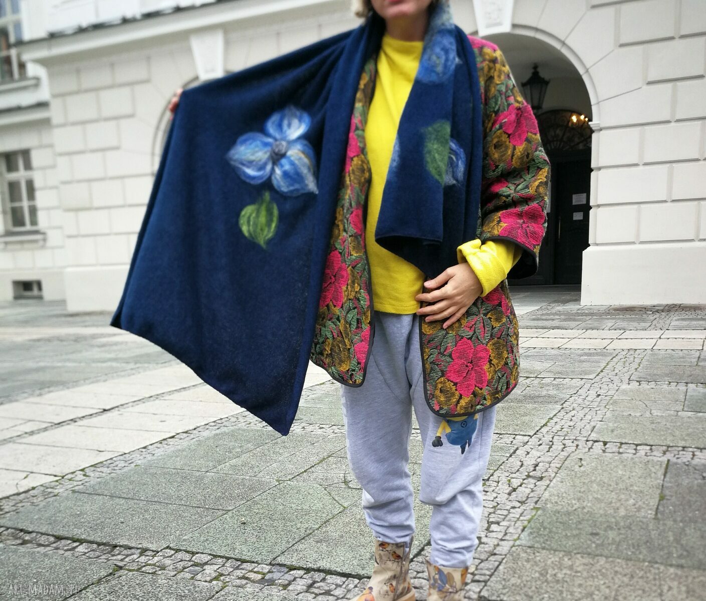 Granatowy szal z wełny merynosów - folk boho z aplikacją